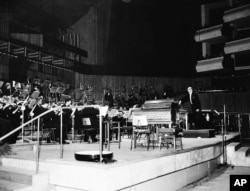 지난 1958년 아론 코플랜드가 영국 런던에서 열린 콘서트에서 지휘를 하고 있다.