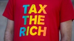 '부자에게 세금을 매기라'고 적힌 티셔츠. (자료사진)