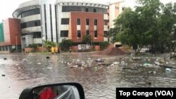 Le centre-ville de Kinshasa sous les eaux d’inondations, le 4 janvier 2017. (VOA/TopCongo)