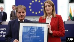 صالح نیکبخت، حقوقدان و وکیل خانواده مهسا (ژینا) امینی، در کنار روبرتا متسولا، رئیس پارلمان اروپا، در مراسم اهدای جایزه ساخاروف. سه‌شنبه ۲۱ آذر ۱۴۰۲