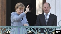 La chancelière allemande Angela Merkel et le ministre des Finances Olaf Scholz après une rencontre avec le secrétaire général de l'OTAN, Jens Stoltenberg, à Meseberg, le 10 avril 2018.