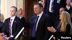 Elon Musk salye foul la pandan diskou Prezidan Donald Trump devan Kongre a, 4 Mas, 2025.
