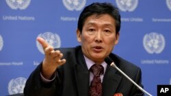 24일 북한의 리동일 유엔대표부 차석대사가 유엔에서 기자회견을 갖고 북한 관련 현안들에 대해 입장을 밝히고 있다.