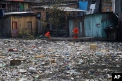 برازیل کے دریائے نیگرو سے بہتے ہوئے کچرے کو شہر کے کارکن اکٹھا کر رہے ہیں، فائل فوٹو