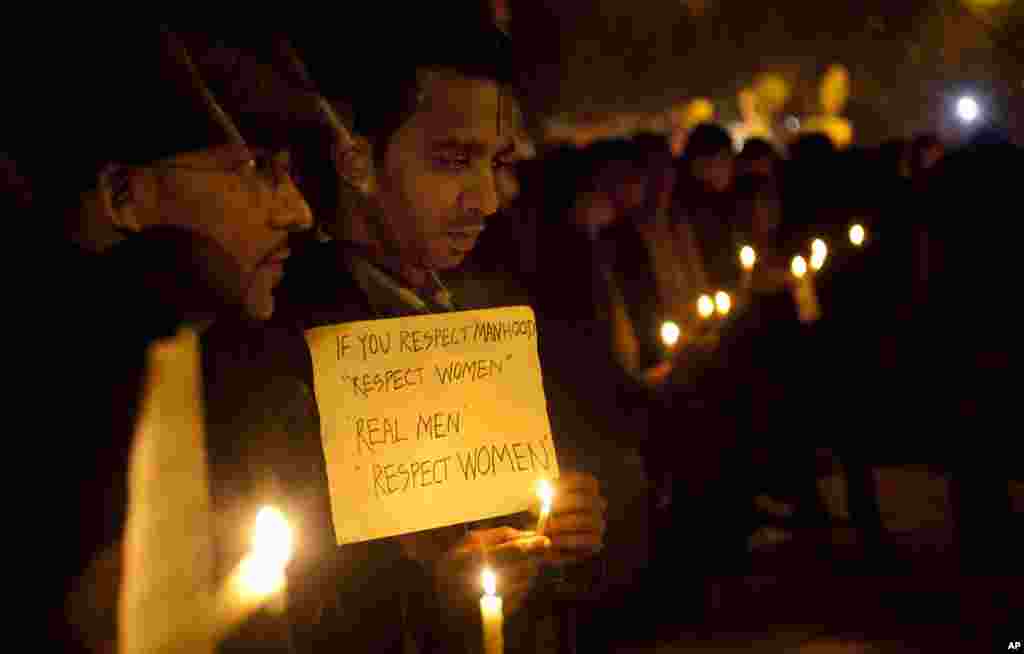 Indians participate in a candle-lit vigil to mourn the death of a gang rape victim in New Delhi, India, December 30, 2012. 
