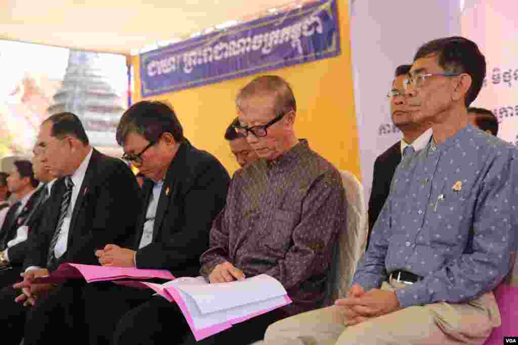 ពី​ឆ្វេង​ទៅស្តាំ​(ទីពីរ)​លោក​សុន ឆ័យ ​អ្នក​តំណាង​រាស្រ្ត​ជាន់​ខ្ពស់​នៃ​គណបក្ស​សង្រ្គោះជាតិលោក សឺន ស៊ូប៊ែ ​​​ទីប្រឹក្សា​ផ្ទាល់​នៃ​ព្រះ​មហាក្សត្រ​​សម្ដេច​ព្រះ​នរោត្តម​ សីហមុនី និងព្រះ​អង្គម្ចាស់ ​ស៊ីសុវត្ថិ ​ធម្មិកោ អតីត​លេខា​ផ្ទាល់​របស់​សម្តេចឪ​ព្រះ​បាទ​សម្តេច​ព្រះ​នរោត្តម​ សីហនុ​&nbsp;ចូលរូម​ពិធី​មួយ​នៅ​វត្តចាស់​នៃ​រាជធានី​ភ្នំពេញ​​ នៅថ្ងៃទី​០៤​មិថុនា​ ឆ្នាំ​២០១៦ នៅ​ក្នុង​ការ​ប្រារព្ធ​ខួប​៦៧​ឆ្នាំ​ ថ្ងៃ​អាណានិគម​បារាំង​កាត់​ផ្ទេរ​ទឹកដី​ខ្មែរ​ដែល​បប្ចុប្បន្ន​ហៅថា​​កម្ពុជា​ក្រោម​ ​ឲ្យ​ប្រទេស​​វៀតណាមនៅ​ឆ្នាំ​១៩៤៩។​(ឡេង​ឡែន/VOA)​​​​