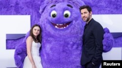 ไคลี เฟลมมิง และ จอห์น คราซินสกี โพสต์ภาพกับ "บลู" เพื่อนในจินตนาการ ในการเปิดตัวภาพยนตร์ IF ที่มหานครนิวยอร์ก สหรัฐฯ เมื่อ 13 พ.ค. 2024 REUTERS/Caitlin Ochs