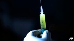 한 간호사가 결핵 치료제를 환자에게 투약하기 위해 준비 중이다. (자료사진)