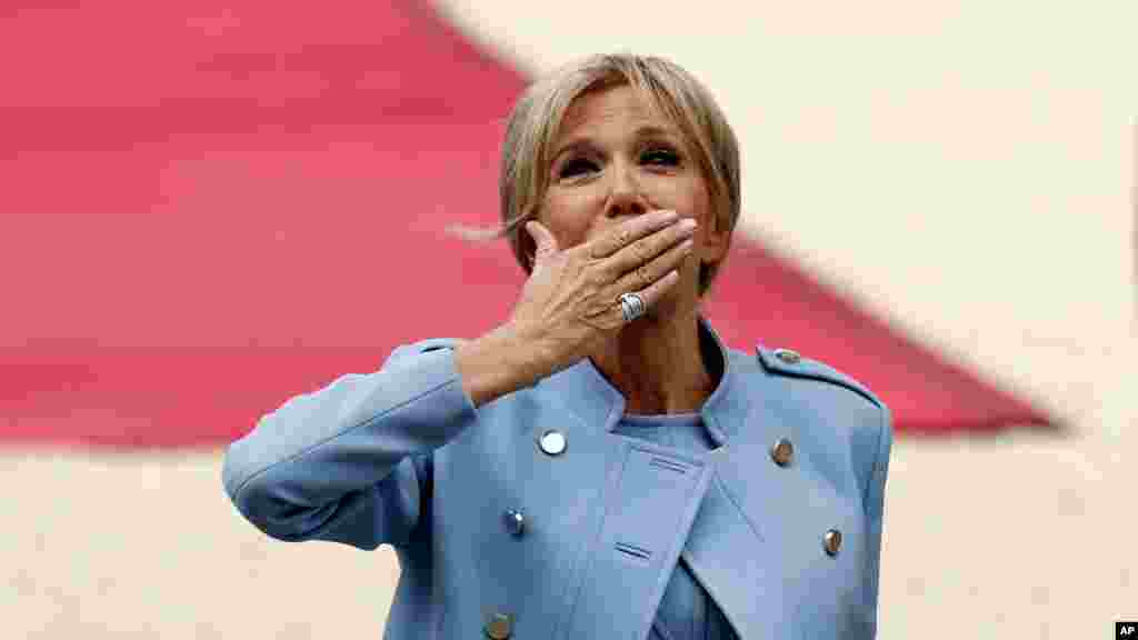 L&#39;épouse du nouveau président français Emmanuel Macron, Brigitte Macron, salue le public avant la cérémonie d&#39;investiture de Macron en tant que président français, a l&#39;Élysée le 14 mai 2017.