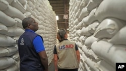 Nhân viên Cơ quan Phát triển Quốc tế Hoa Kỳ USAID và Chương trình Lương thực Thế giới WFP thăm một kho thực phẩm tại Harare, Zimbabwe, ngày 17/1/2024.
