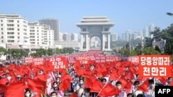 9일 북한 평양에서 정권 수립 73주년을 맞아 노동자와 학생들이 행진하고 있다.