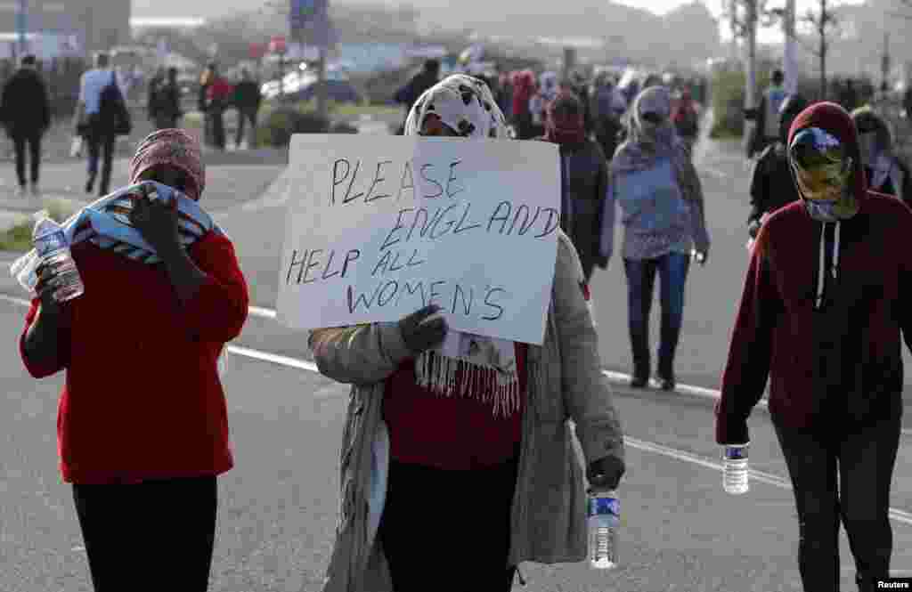 Migrant women demonstrate on the second day of their evacuation and transfer to reception centers in France, as part of the dismantlement of the camp called "the jungle" in Calais, France, Oct. 25, 2016. 