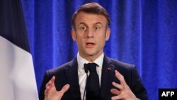 Presiden Prancis Emmanuel Macron berbicara di Universitas Pertahanan Swedia di Stockholm, Swedia pada 30 Januari 2024. (Foto: AFP)