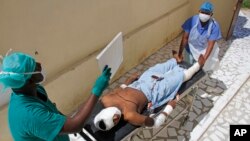 Ma'aikatan kiwon lafiya na taimakawa wanda ya jikata a harin na jiya 