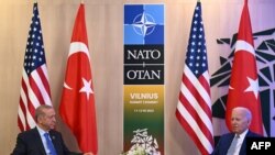ABŞ prezidenti Co Bayden və Türkiyə prezidenti Rəcəb Tayyib Ərdoğan Vilnüsdə NATO zirvəsi çərçivəsində ikitərəfli danışıqlar aparırlar, 11 iyul 2023.
