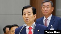 한민구 한국 국방장관이 21일 서울 용산 국방부에서 열린 국회 법제사법위원회 국방부 군사법원에 대한 국정감사에서 현황 보고를 하고 있다.