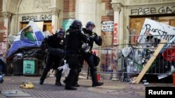 პოლიცია კალიფორნიის უნივერსიტეტის ლოს-ანჯელესის ფილიალზე გამართულ აქციაზე. 2 მაისი, 2024 წ.