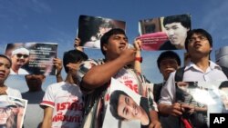Supporters of 14 detained students protest outside the military court in Bangkok, Thailand, July 7, 2015.