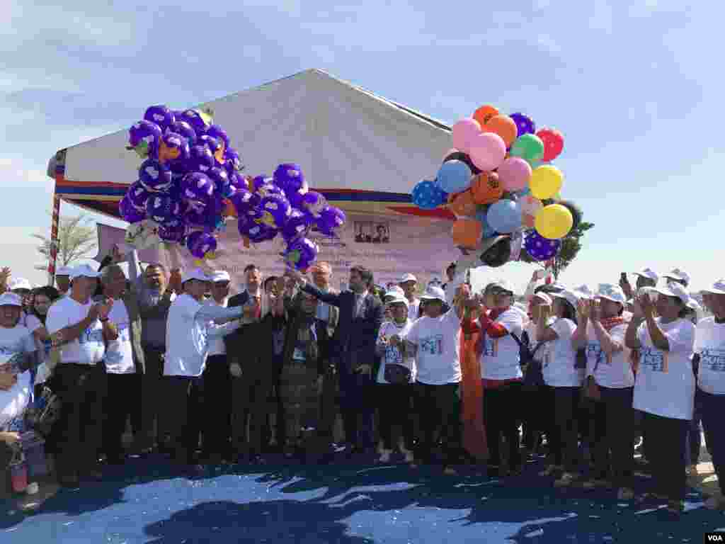 អ្នក​ចូលរួម​ដែល​ជា​ពលរដ្ឋ កម្មករ តំណាង​ស្ថានទូត និង​តំណាង​អង្គការ​សង្គម​ស៊ីវិល​បង្ហោះ​ប៉េងប៉ោងៗ និង​ព្រាប​ក្រដាស ក្នុង​ពិធី​ប្រារព្ធ​ទិវា​សិទ្ធិ​មនុស្ស​អន្តរជាតិ​លើកទី​៧១ នៅ​សួន​ប្រជា​ធិបតេយ្យ នា​ថ្ងៃ​ទី​១០ ខែ​ធ្នូ ឆ្នាំ​២០១៩។ (កាន់ វិច្ឆិកា/VOA)