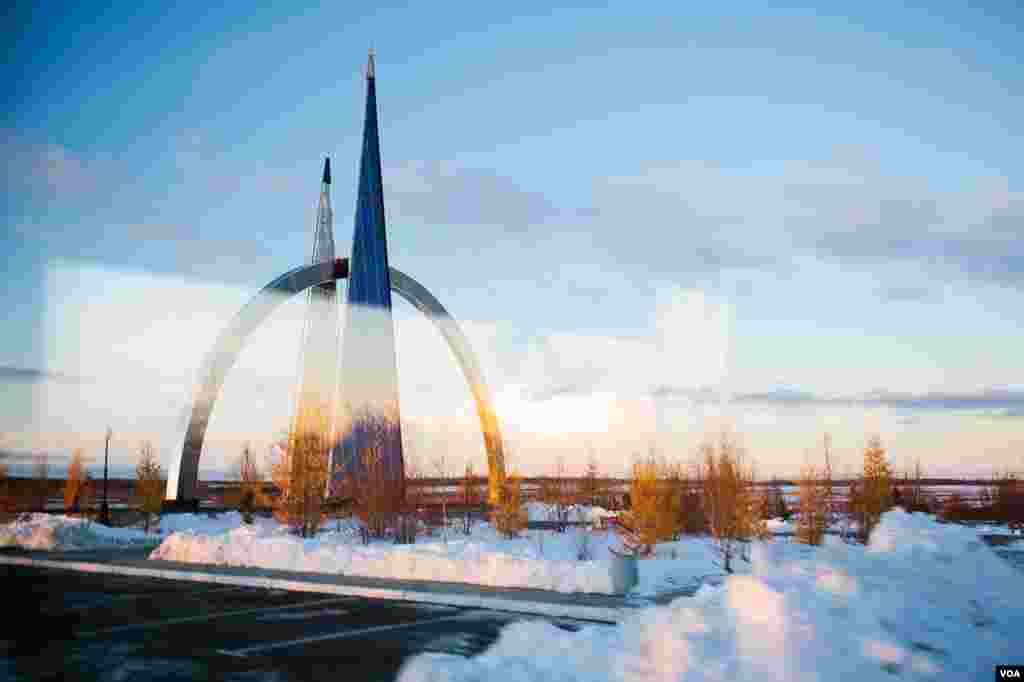 Salekhard, population 45,000, is the world's only city that straddles the Arctic Circle. This roadside monument marks this line that crossses the tundra. (V. Undritz for VOA)