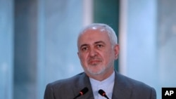 Menteri Luar Negeri Iran, Mohammad Javad Zarif, berbicara dalam konferensi pers dengan mitranya dari Irak, Fouad Hussein saat berkunjung ke Baghdad, Irak, Minggu, 19 Juli 2020. (Foto: AP / Hadi Mizban)