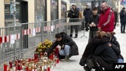 ประชาชนร่วมไว้อาลัย ณ จุดเกิดเหตุคนร้ายใช้มีดไล่แทงผู้คนเมื่อวันที่ 15 ก.พ. ที่เมืองวิลลาค ออสเตรีย 