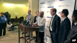 Dewayne Johnson (tengah, di podium) dikelilingi pengacaranya, menjawab pertanyaan dari media setelah sidang Monsanto di San Francisco Jumat 10 Agustus 2018.