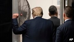 Donald Trump napušta sudnicu.