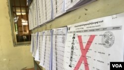 គ.ជ.ប. បិទផ្សាយ បញ្ជីបោះឆ្នោតដំបូង និងបញ្ជីឈ្មោះស្ទួនដែលលុបចេញពីបញ្ជី ដើម្បីអោយប្រជាពលរដ្ឋកម្ពុជា មកផ្ទៀងផ្ទាត់ឈ្មោះ និងកំណត់ត្រាក្នុងរាជធានីភ្នំពេញ កាលពីថ្ងៃទី៣ ខែមករា ឆ្នាំ២០១៧។ (ហ៊ាន សុជាតា/ VOA)