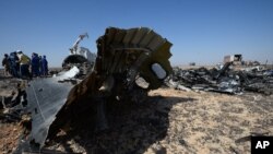 Ahli Kementerian Darurat Rusia bekerja di lokasi jatuhnya pesawat penumpang Rusia yang jatuh akhir pekan lalu di Hassana, Semenanjung Sinai Mesir, 2 November 2015.