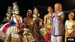 Menlu AS Hillary Rodham Clinton memberikan pujian kepada para penari India setelah pertunjukan di Kalakshetra, Chennai (20/7).