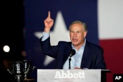Gubernur Texas Greg Abbott berbicara selama acara malam pemilihan utama, Selasa, 1 Maret 2022, di Corpus Christi, Texas. (Foto: AP/Eric Gay)