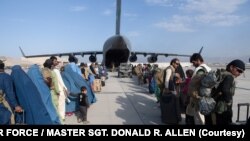 ARHIVA - Evakuacija Avganistanaca posle pada vlade (Foto: Donald R. ALLEN / US AIR FORCE / AFP) 