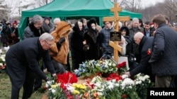 Mourners Pay Last Respects to Russian Opposition Leader 