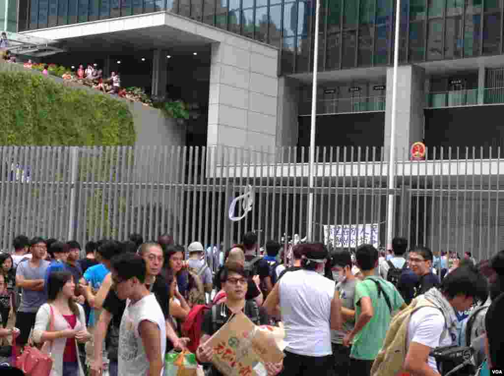 数千香港市民云集政府总部声援被困公民广场学生（美国之音图片／海彦拍摄）