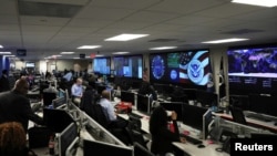 资料照片:美国国土安全部选举安全人员在首都华盛顿郊外通过屏幕观察情况。(2018年11月6日)