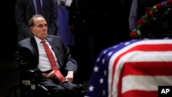 Bivši senator Bob Dol odaje poštu predsedniku Bušu starijem