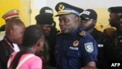 L'ancien chef de police, John Numbi, entre dans la cour, à Kinshasa, le 27 janvier 2011. 