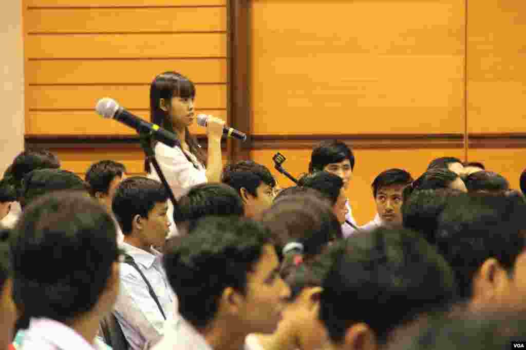 Participants ask questions and express opinions to the guest speakers during the discussion. (Nov Povleakhena/VOA Khmer)