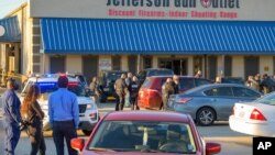 Policija i posmatračo na mestu pucnjave ispred prodavnice oružja u Metariju, Luizijana, 20. februara 2021.