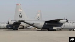 일본 요코타 공군기지의 미 공군 수송기들. (자료사진)