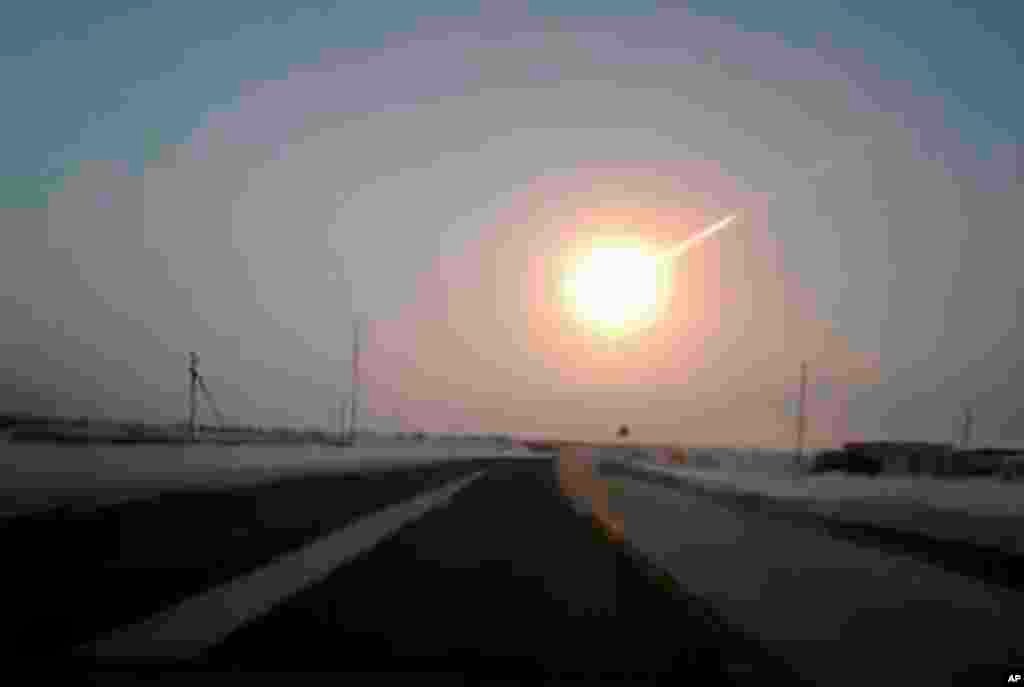 Sebuah jejak kondensasi meteorit terlihat dalam gambar di surat kabar Gazeta Nasha yang diambil dari video ini, di sebuah jalan raya di Kostanai, Kazakhstan, ke wilayah Chelyabinsk, Rusia. Sebuah meteor melesat di langit Pegunungan Ural Rusia, menyebabkan ledakan besar dan dilaporkan melukai lebih dari 1.000 orang, Banyak dari mereka terluka akibat terkena pecahan kaca.