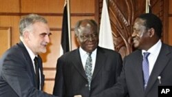 Kenyan President Mwai Kibaki (c) and Prime Minister Raila Odinga (r) greeting the chief prosecutor for the International Criminal Court, Luis Moreno-Ocampo, ahead of their meeting in Nairobi (Nov 2009 file photo)