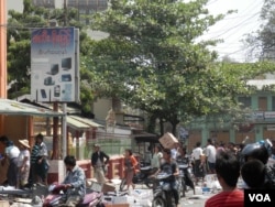 人们在发生骚乱的缅甸密铁拉镇抢劫商店（美国之音缅甸语组罗尼.迎拍摄）