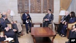 Utusan khusus PBB-Liga Arab untuk Suriah (JSE), Kofi Annan (empat dari kiri) dan anggota delegasi PBB bertemu Presiden Bashar Assad (tiga dari kanan) di Damaskus (29/5). Foto ini dirilis oleh kantor berita resmi Suriah, SANA. 