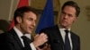 Presiden Prancis Emmanuel Macron, kiri, dan Perdana Menteri Belanda Mark Rutte menghadiri konferensi pers bersama, dalam pertemuan mereka di Den Haag, Belanda, Senin, 30 Januari 2023. (Foto: AP)