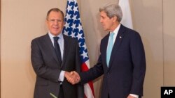 Menteri Luar Negeri AS John Kerry dan Menteri Luar Negeri Rusia Sergey Lavrov di Jenewa (2/3). (AP/Evan Pucci)