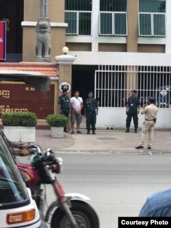 គង់ រ៉ៃយ៉ា​ អ្នក​គាំទ្រ​គណបក្ស​សង្គ្រោះ​ជាតិ​ដែល​ត្រូវបាន​រំលាយ​ ត្រូវបាន​នរគល​បាល​រាជធានី​ភ្នំពេញ​ បញ្ជូន​ដល់​សាលា​ដំបូង​រាជធានី​ភ្នំពេញ​ នៅ​ថ្ងៃទី​១០ ខែ​កក្កដា​ ឆ្នាំ​២០១៩​ បន្ទាប់​ពី​លោក​ផ្សព្វផ្សាយ​តាម​បណ្តាញ​សង្គម​ហ្វេសប៊ុក លក់​អាវយឺត​មាន​រូបថត​លោក កែម ឡី។ (រូបថត​ផ្តល់​ឲ្យ​ដោយ​លីកាដូ)