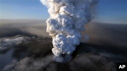 Abu letusan gunung berapi Eyjafjallajökull di Islandia tahun 2010 menutup sebagian besar wilayah udara Eropa selama enam hari (17/4/2010)
