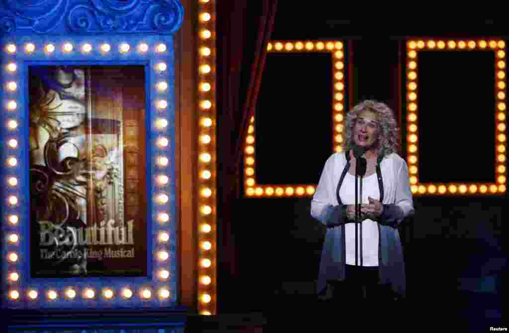 Carole King memperkenalkan sebuah penampilan dari pertunjukan &quot;Beautiful: The Carole King Musical&quot; dalam penghargaan tahunan ke-68 &quot;Tony Awards&quot; di Radio City Music Hall, New York (8/6).